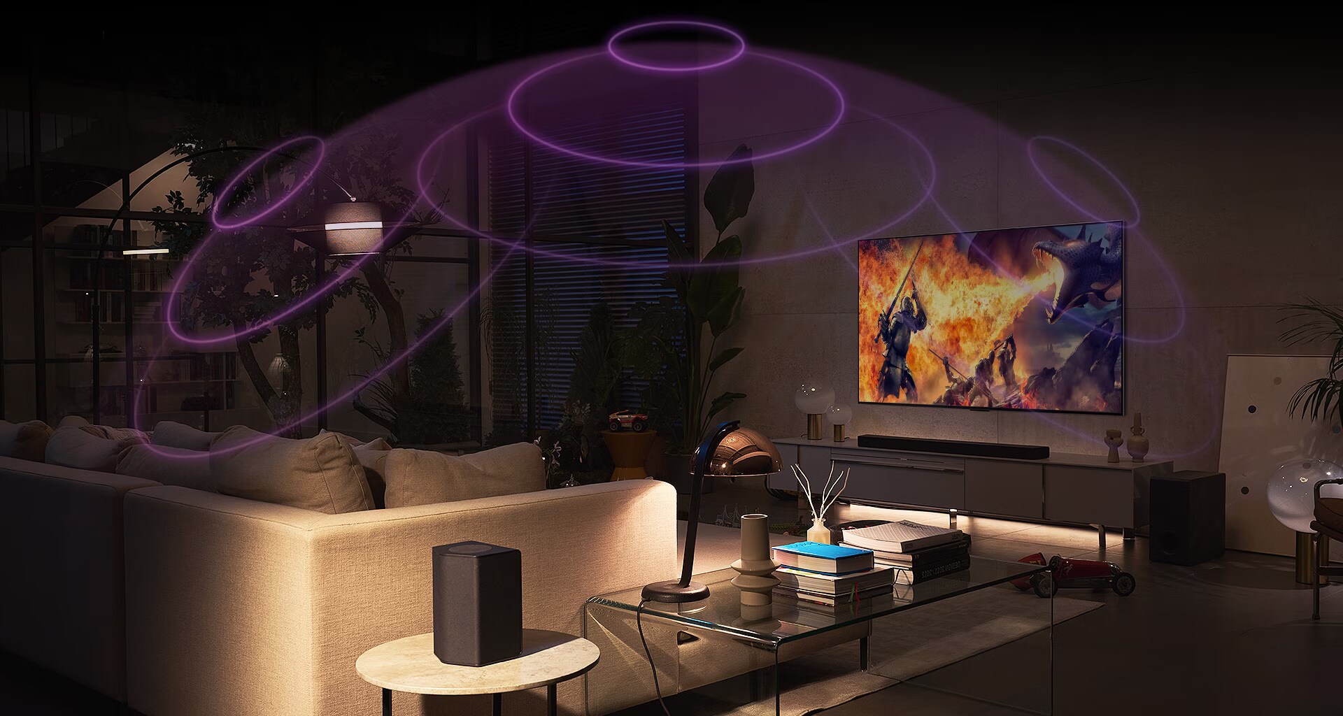 LG OLED 電視在夜間位於舒適的客廳中。電影播放時,代表環迴立體聲的氣泡出現。