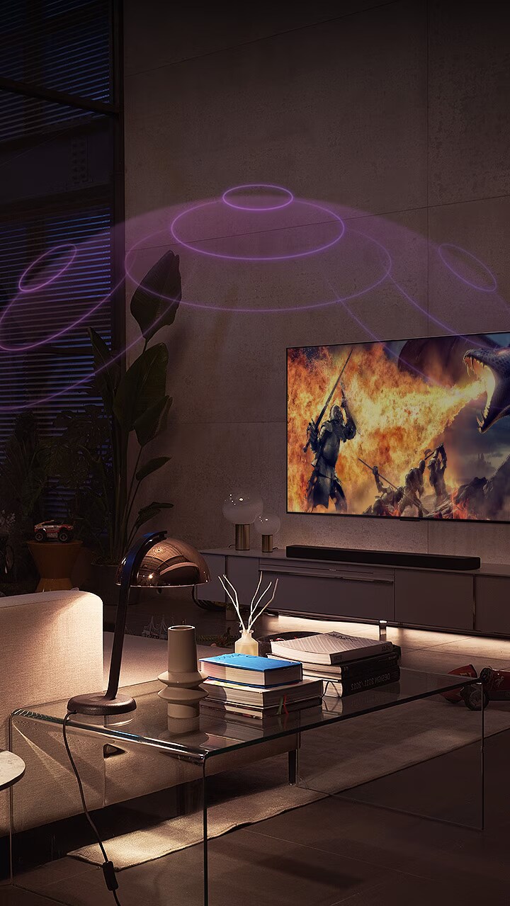 LG OLED 電視在夜間位於舒適的客廳中。電影播放時,代表環迴立體聲的氣泡出現。