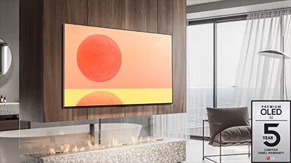 LG OLED G2 hangt aan de muur in een kamer met bruin en witte kleuren met rode accessoires