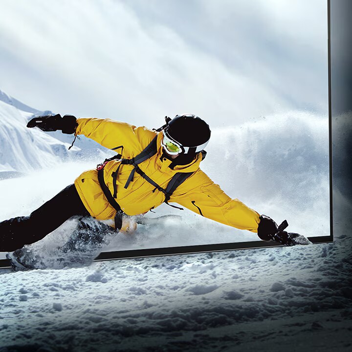 En snowboardåkare lutar ut genom skärmen på LG OLED-TV:n och snön får liv i rummet.