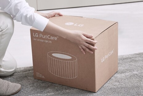 คนกำลังยกกล่อง LG PuriCare ขึ้น, ลงทะเบียนผลิตภัณฑ์ LG, สมัครสมาชิกข่าวสารและโปรโมชั่น LG ล่าสุด, LG อัปเดตใหม่.