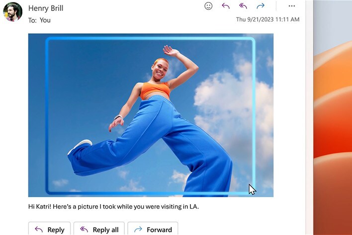 Das Bild zeigt ein Foto einer Person in leuchtend orangefarbener und blauer Kleidung vor einem klaren Himmel. Wenn du den gesamten Bereich mit dem Mauszeiger auswählst und auf „Hintergrund entfernen“ klickst, wird der Hintergrund entfernt und nur die Person bleibt übrig.