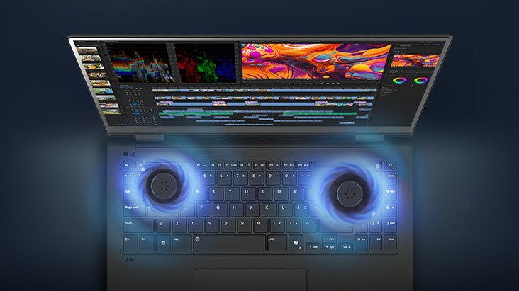 Ein Laptop mit einer Videobearbeitungsoberfläche auf dem Bildschirm, auf dem zwei Lüfter zu sehen sind, die blaue Luftstrom-Visualisierungen ausstrahlen und die fortschrittliche Kühltechnologie betonen.