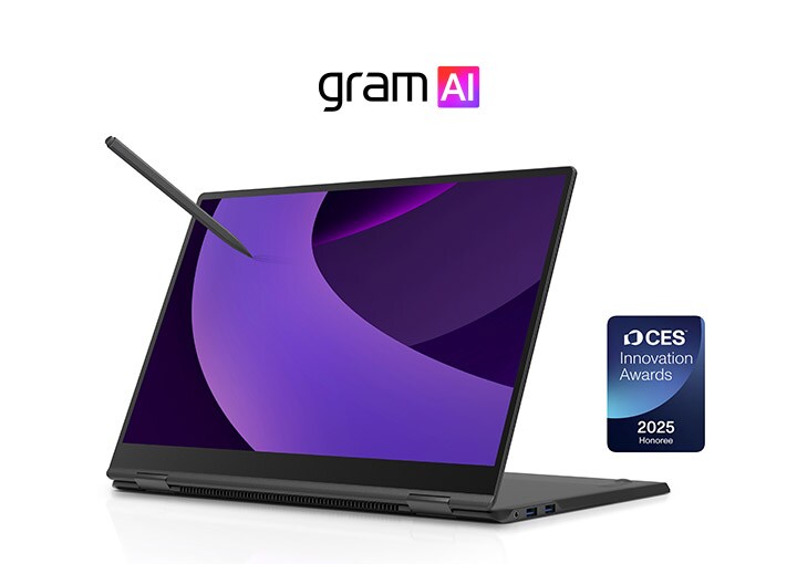Dieses Bild zeigt einen konvertierbaren Laptop mit einem um 360 Grad drehbaren Display, der im Standmodus positioniert ist. Der Bildschirm verfügt über eine glatte Verlaufsanzeige, über der ein digitaler Schreibstift schwebt, der die Unterstützung von Stifteingaben auf dem Touchscreen anzeigt. Auf dem Laptop ist das „gram AI“-Logo auf dem Gerät zu sehen und in der unteren rechten Ecke befindet sich das Logo des CES Innovation Awards 2025 Honoree.