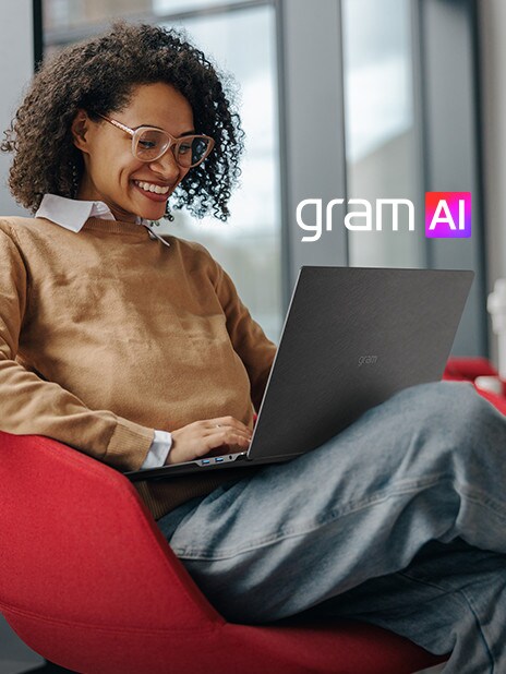 Eine Person, die bequem in einem modernen Stuhl sitzt und lächelnd an einem LG gram-Laptop arbeitet. Das „gram AI“-Logo ist auf dem Bild deutlich zu sehen.