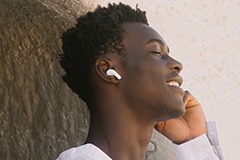 Un homme écoute de la musique avec les LG TONE Free