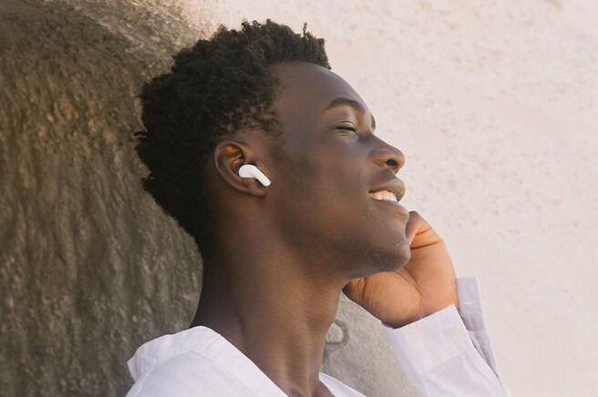 Ein Mann trägt DT60 Ohrhörer und hört Musik mit geschlossenen Augen.