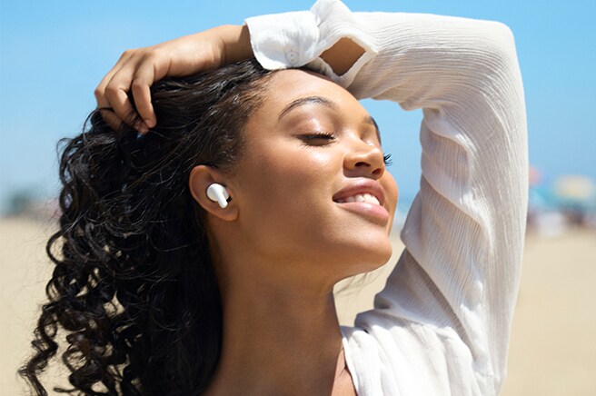 Eine Person liegt im Bett und schläft, er trägt dabei DT60 Ohrhörer.