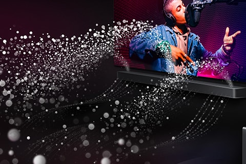 Le téléviseur LG et LG Soundbar se trouvent dans une pièce noire et diffusent une représentation musicale. Des gouttelettes blanches symbolisant les ondes sonores sont projetées vers le haut et vers l’avant à partir de la barre de son.