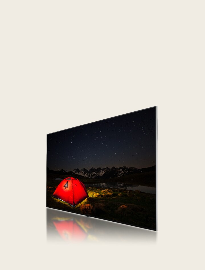 มุมมองด้านข้างของ LG TV แสดงให้เห็นภาพเต็นท์ที่มัวและพร่ามัวในเวลากลางคืน เลเยอร์ของทีวีเลื่อนไปข้างหลังเพื่อแสดงบริเวณที่มีแสงสลัวขนาดใหญ่ จากนั้นบริเวณที่มีแสงสลัวสีน้ำเงินขนาดเล็กกว่าจะปัดผ่านเพื่อแทนที่ เลเยอร์จะเลื่อนไปข้างหน้าเพื่อเชื่อมต่อกับ LG TV อีกครั้ง จากนั้นภาพของเต็นท์จะสว่างและชัดเจนยิ่งขึ้น