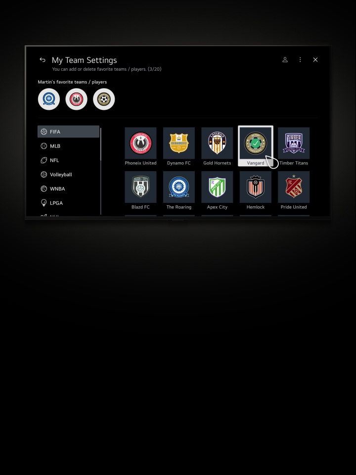 LG 電視畫面上顯示「Sports Portal」。畫面最上方有一個大型縮圖，底部有四個顯示直播內容的縮圖。向下捲動電視畫面後顯示更多分區，其中包括賽事和體育內容的縮圖。向上捲動電視畫面，然後游標點開「My Team Settings」畫面。游標點擊在最愛球隊列表中出現的新球隊。