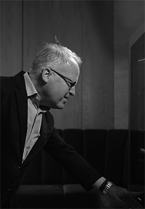 A side shot of James Suckling examining the LG SIGNATURE Wine Cellar.